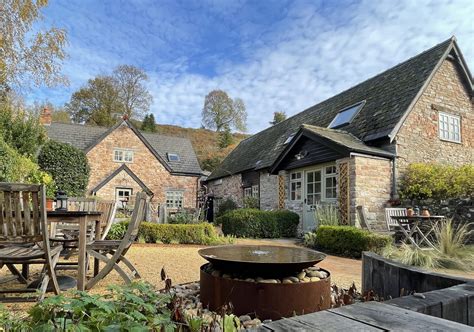 TUDOR FARMHOUSE HOTEL .